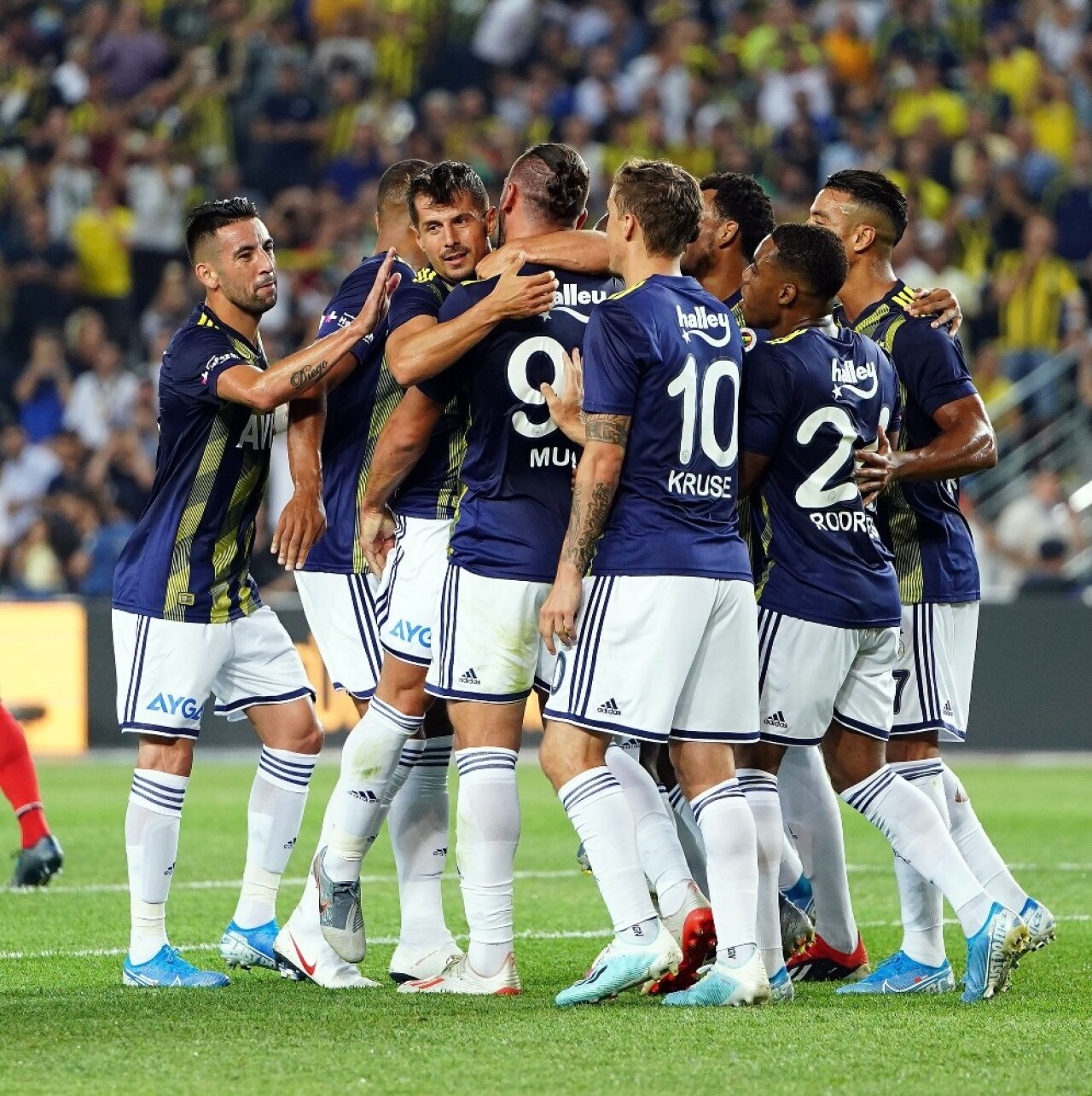 Fenerbahçe, Başakşehir’e karşı 10’a 9 üstün