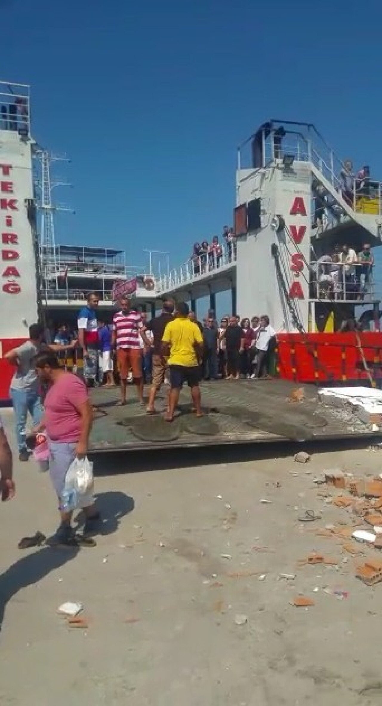 Feribot iskeleye çarptı: 4’ü çocuk 7 yaralı