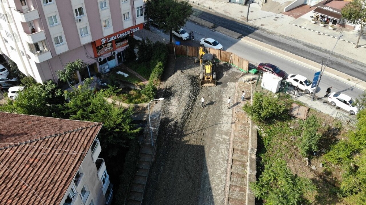 Göktürk Sokak’ta sağanak nedeniyle çöken yol çalışmaları sürüyor