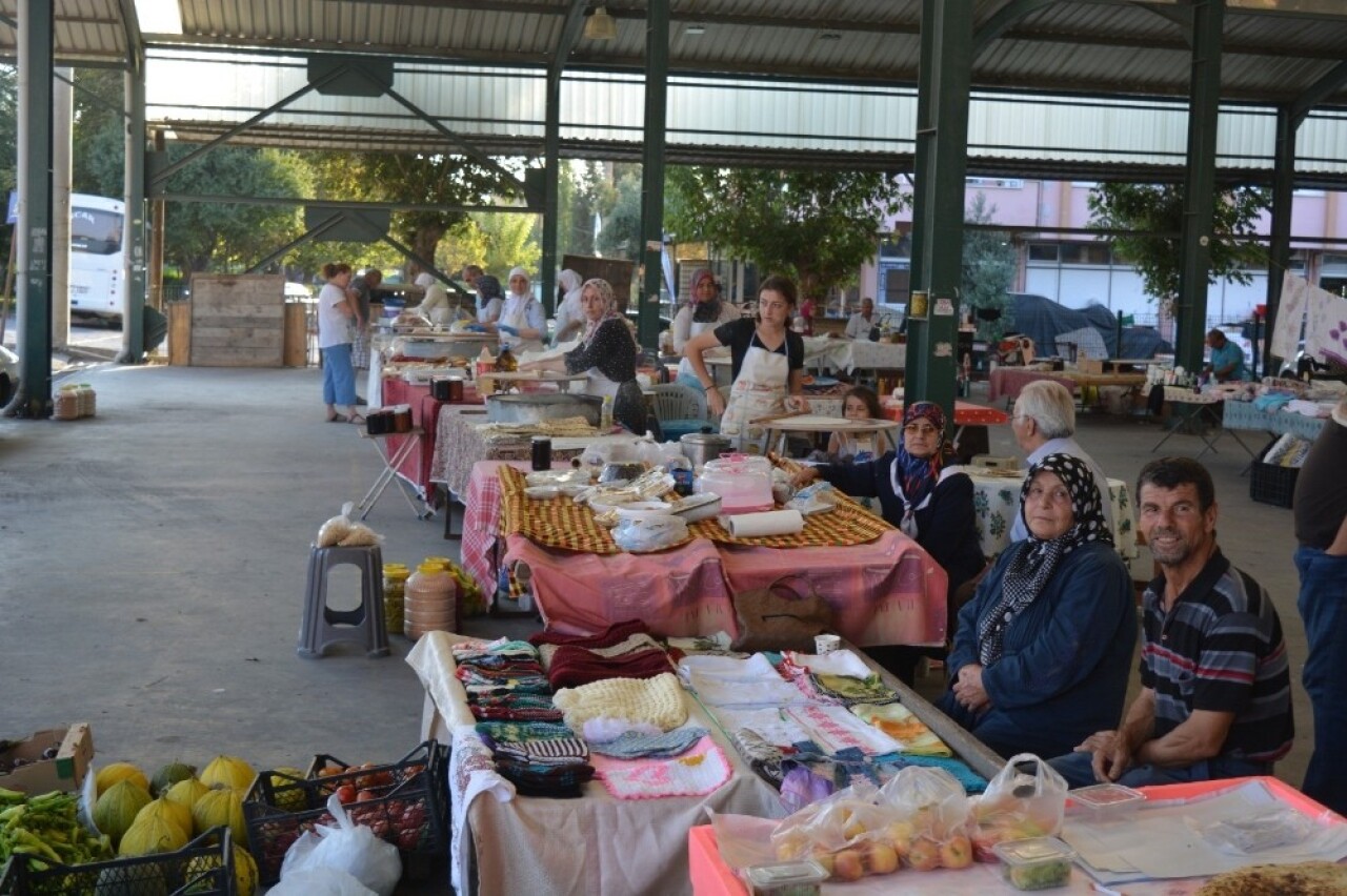 Hanımeli Pazarı’na büyük ilgi