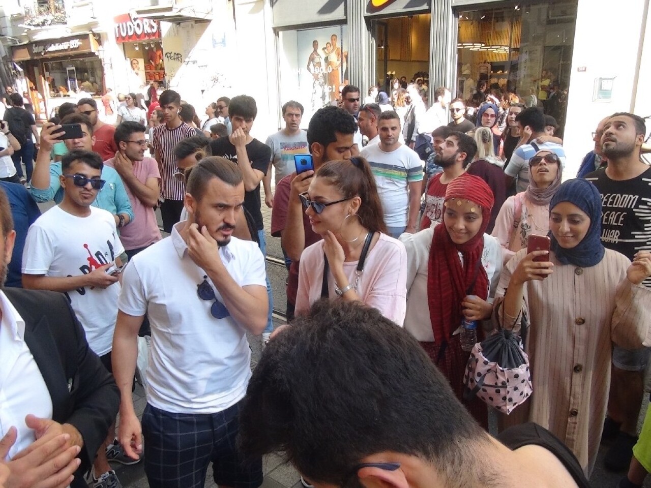 İstiklal Caddesi’nde gökten saçılan paralar izdihama neden oldu