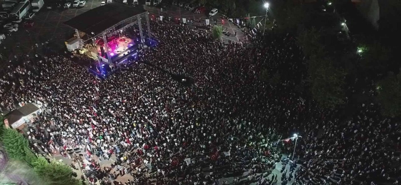 İzmitli Ferhat Göçer Fuar konserinde duygusal anlar yaşadı