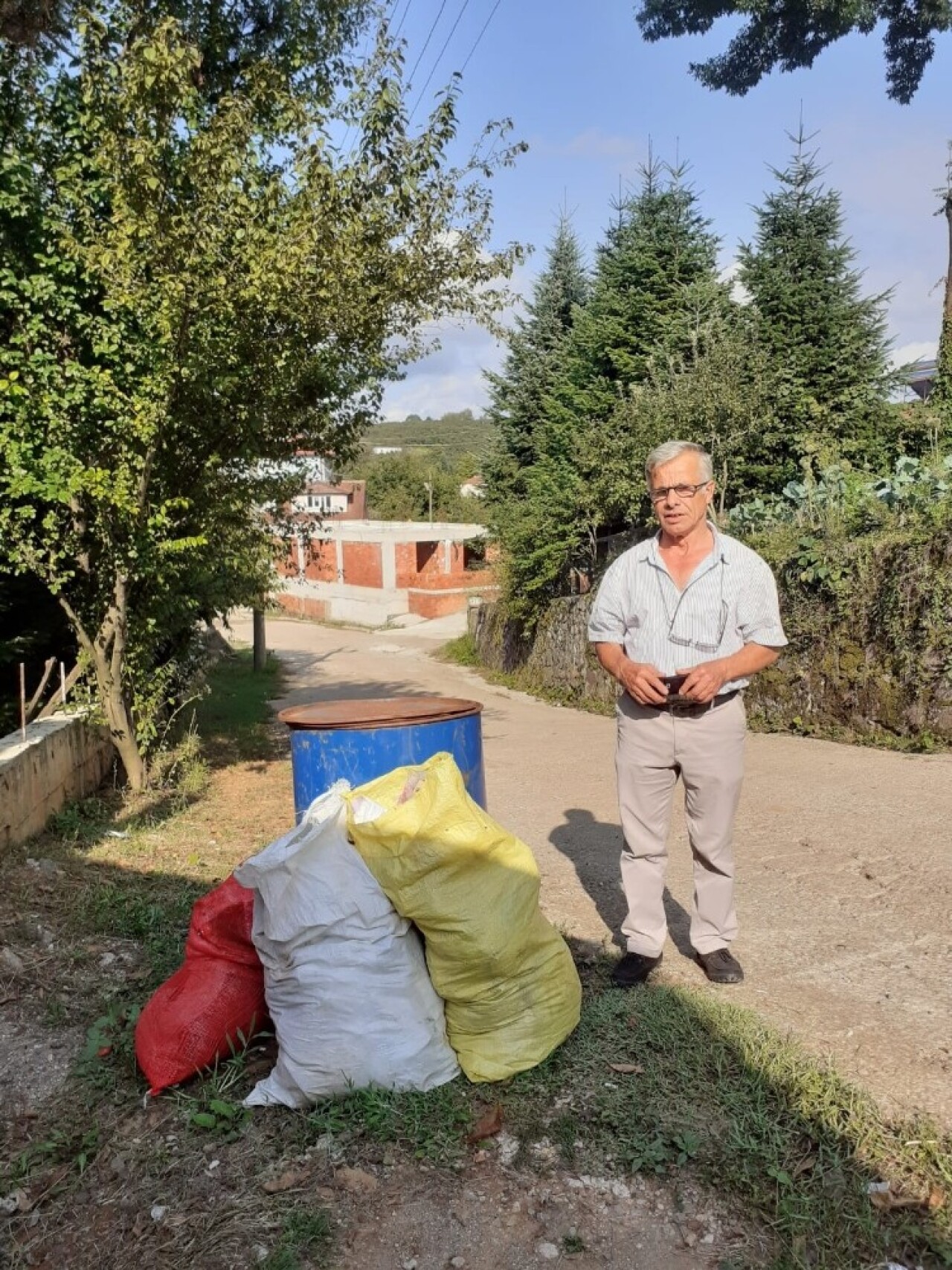 Karasu’da çöpleri toplanmayan mahalleli isyan etti