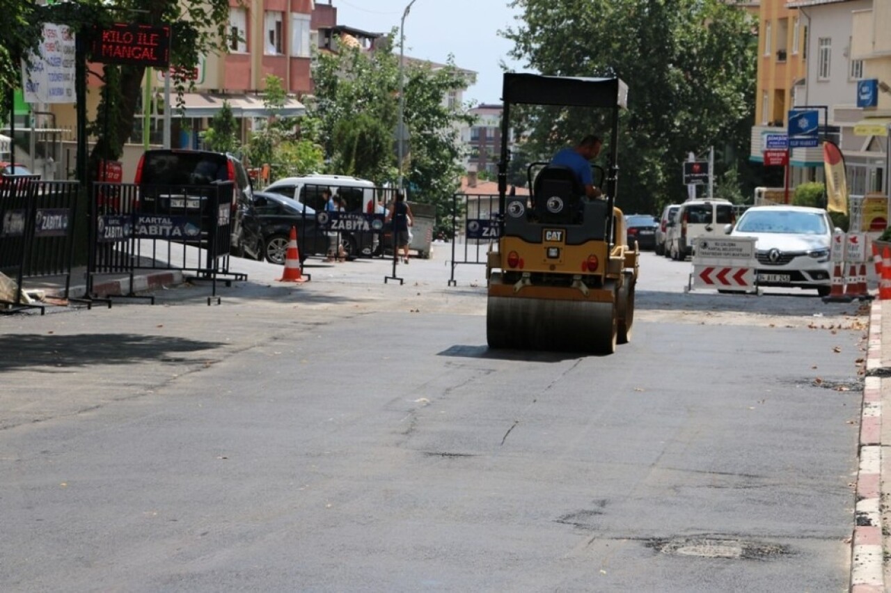 Kartal Belediyesi, asfalt onarım çalışmalarına hız kesmeden devam ediyor