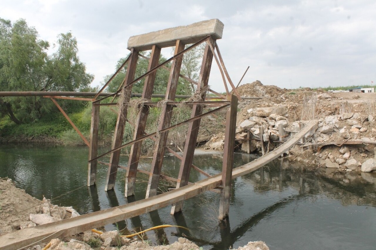 Köprü yıkıldı, sürücüler isyan etti