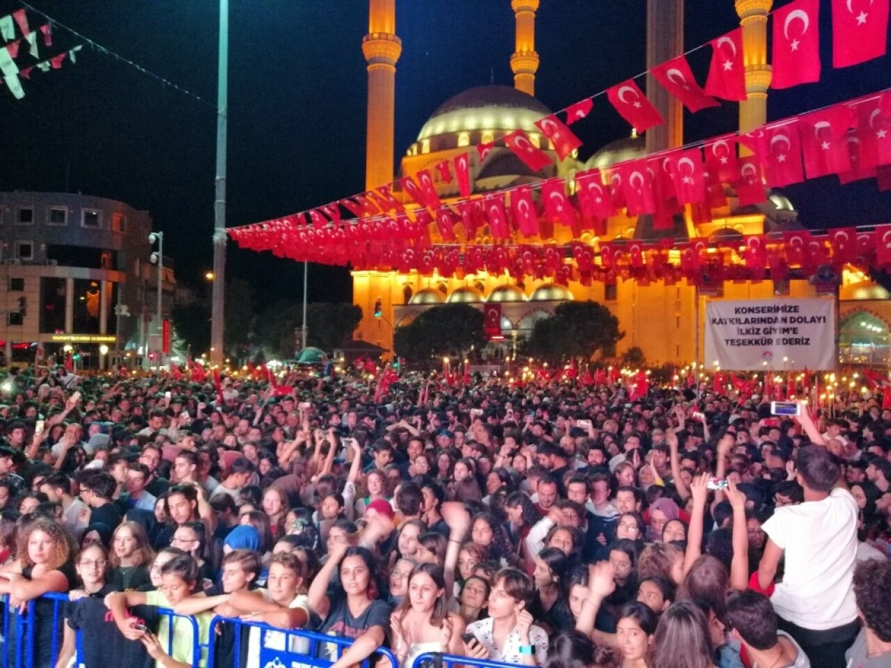 Maltepe’de binlerce kişilik fener alayı