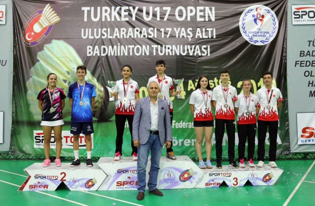 Osmangazili badmintoncular madalyaya doymuyor