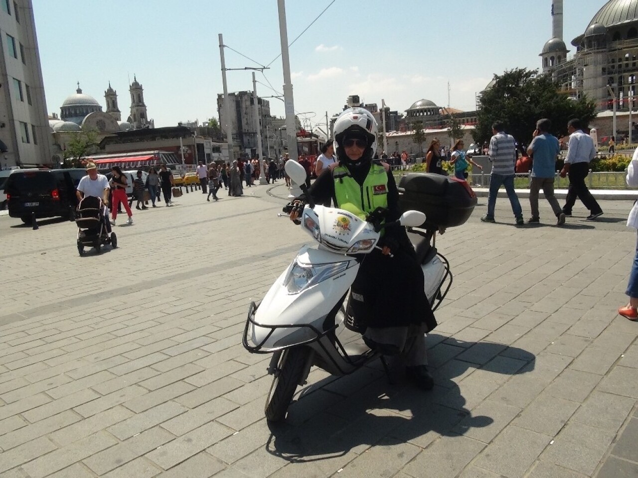 (Özel) 4 çocuk annesi motosikletli kurye görenleri hayrete düşürüyor