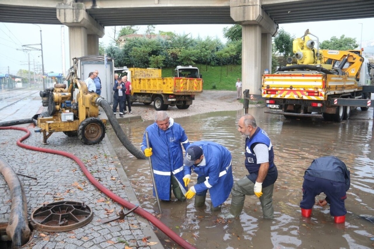 Şiddetli yağışın yaşandığı Kocaeli’de ekipler teyakkuzda