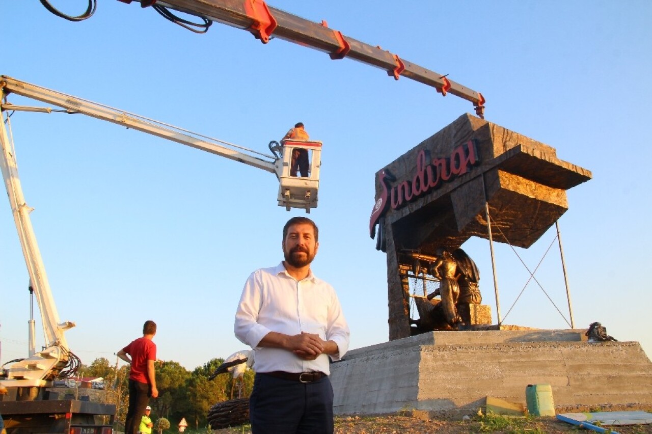 Sındırgı’da iki yeni heykel ilçenin simgesi olacak