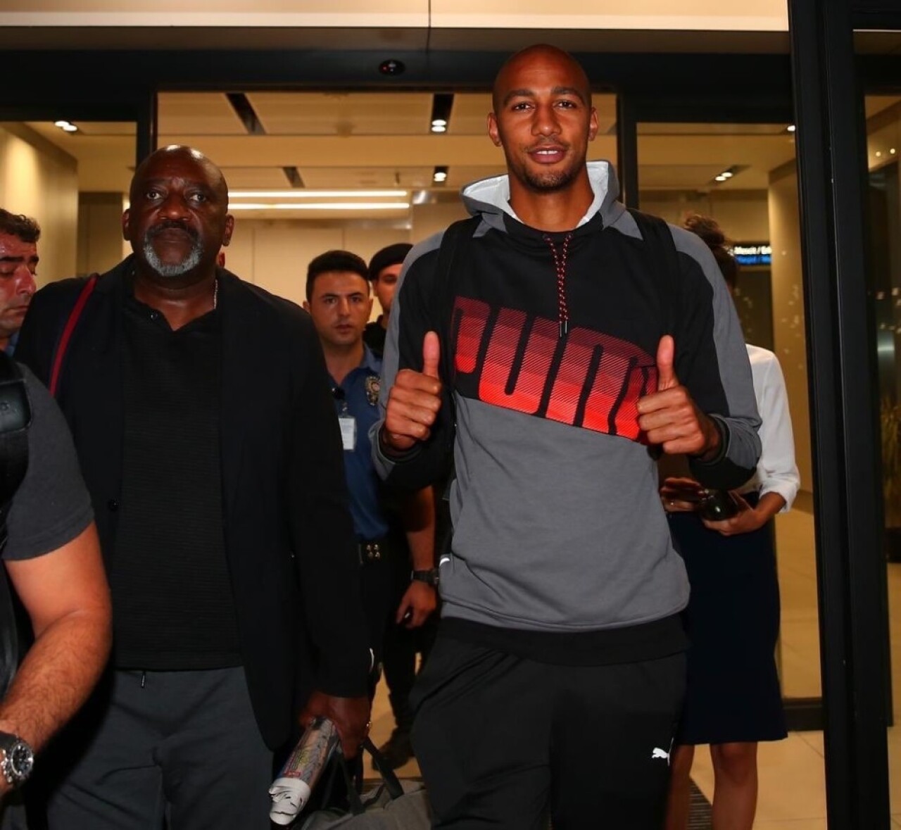 Steven Nzonzi İstanbul’a geldi