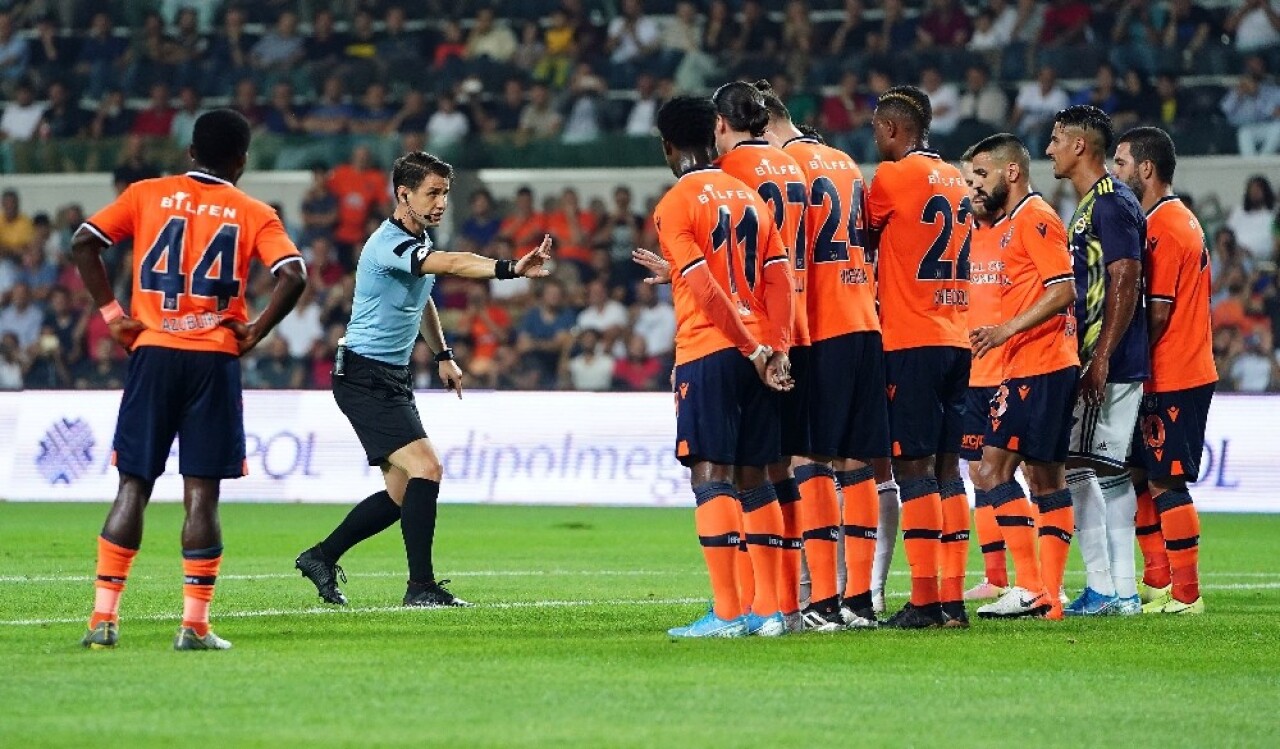 Süper Lig: M.Başakşehir: 1 - Fenerbahçe: 0 (İlk yarı)