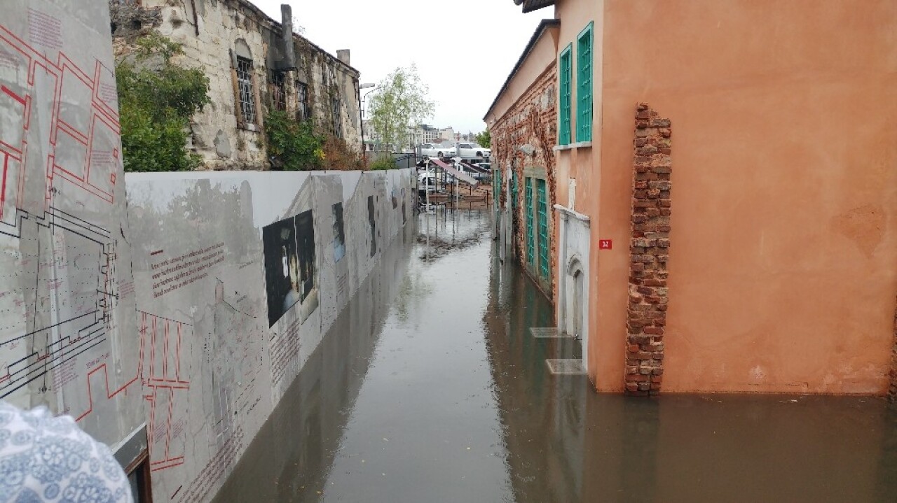 Tarihi Ahi Çelebi Camisi sular altında kaldı