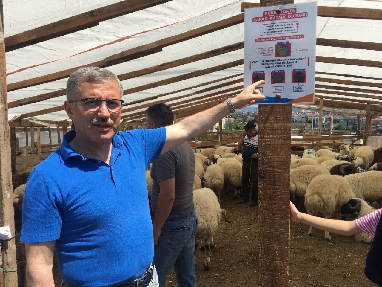 Üsküdar Belediye Başkanı Hilmi Türkmen, kurban pazarını denetledi