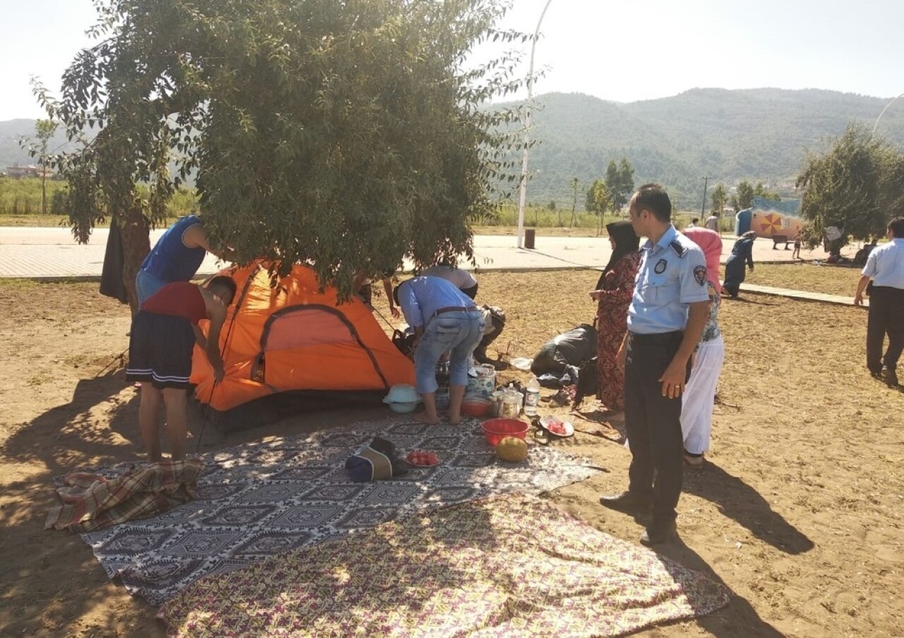 Zabıtadan sahildeki çadırlara müdahale