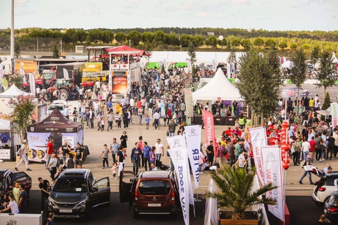 200 bine yakın kişi V Weekend Motoring’e koştu