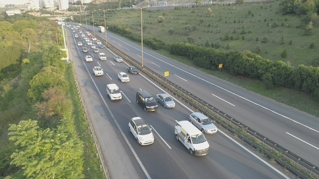 3 günlük tatil, TEM’de trafiği durma noktasına getirdi