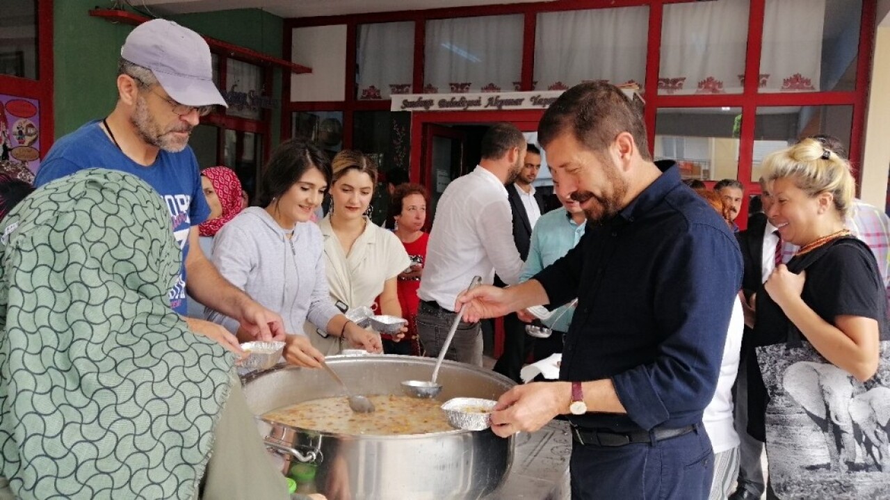 Akpınarlı kadınlardan aşure hayrı