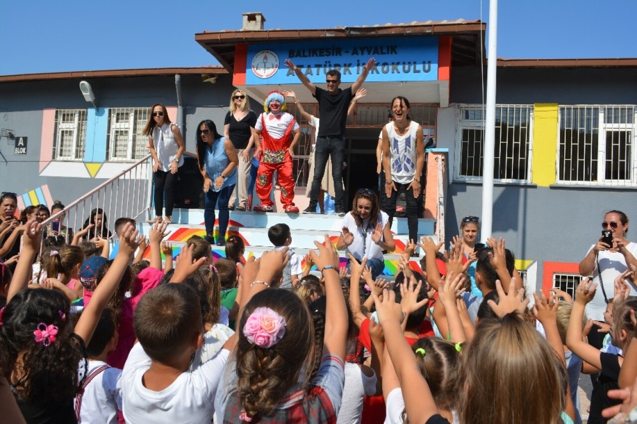 Ayvalık’ta miniklere “Okuluna Hoş geldin” şenliği