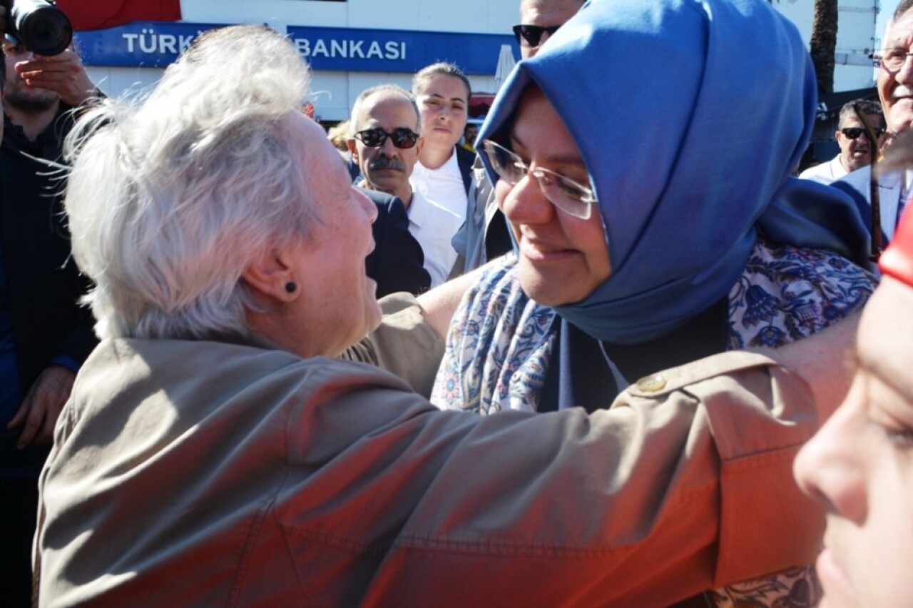 Bakan Zehra Zümrüt Selçuk, yıllar sonra karşılaştığı lise öğretmeniyle duygulu anlar yaşadı