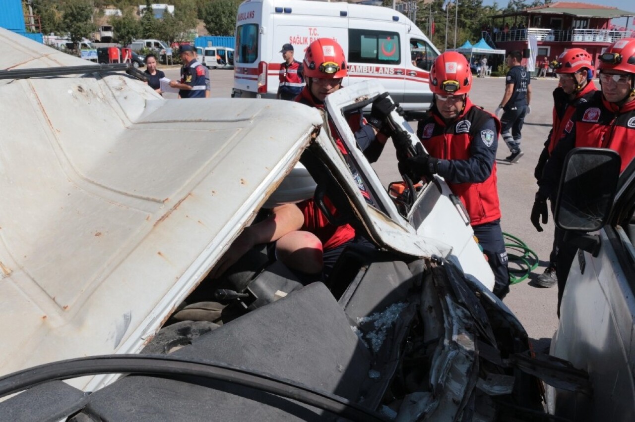 Balıkesir’deki deprem tatbikatı gerçeğini aratmadı