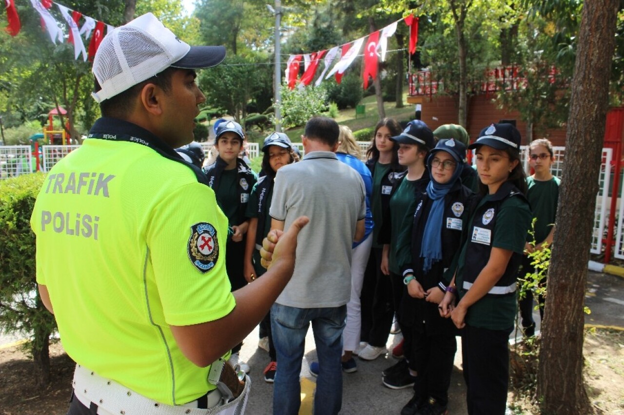 Başkan Aydıner, gönüllü minik zabıta ekibiyle denetime çıktı