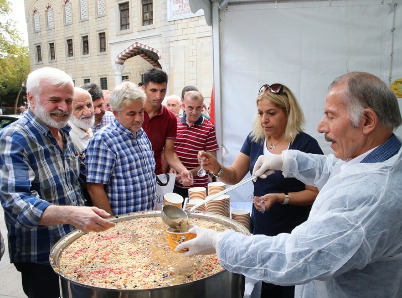 Başkan Aydıner vatandaşlara aşure dağıttı