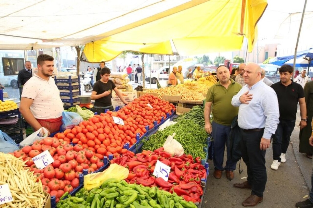 Başkan Bıyık, pazarda vatandaşlarla buluştu