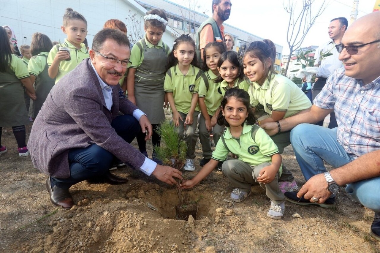 Başkan Deniz Köken öğrencilerle fidan dikti