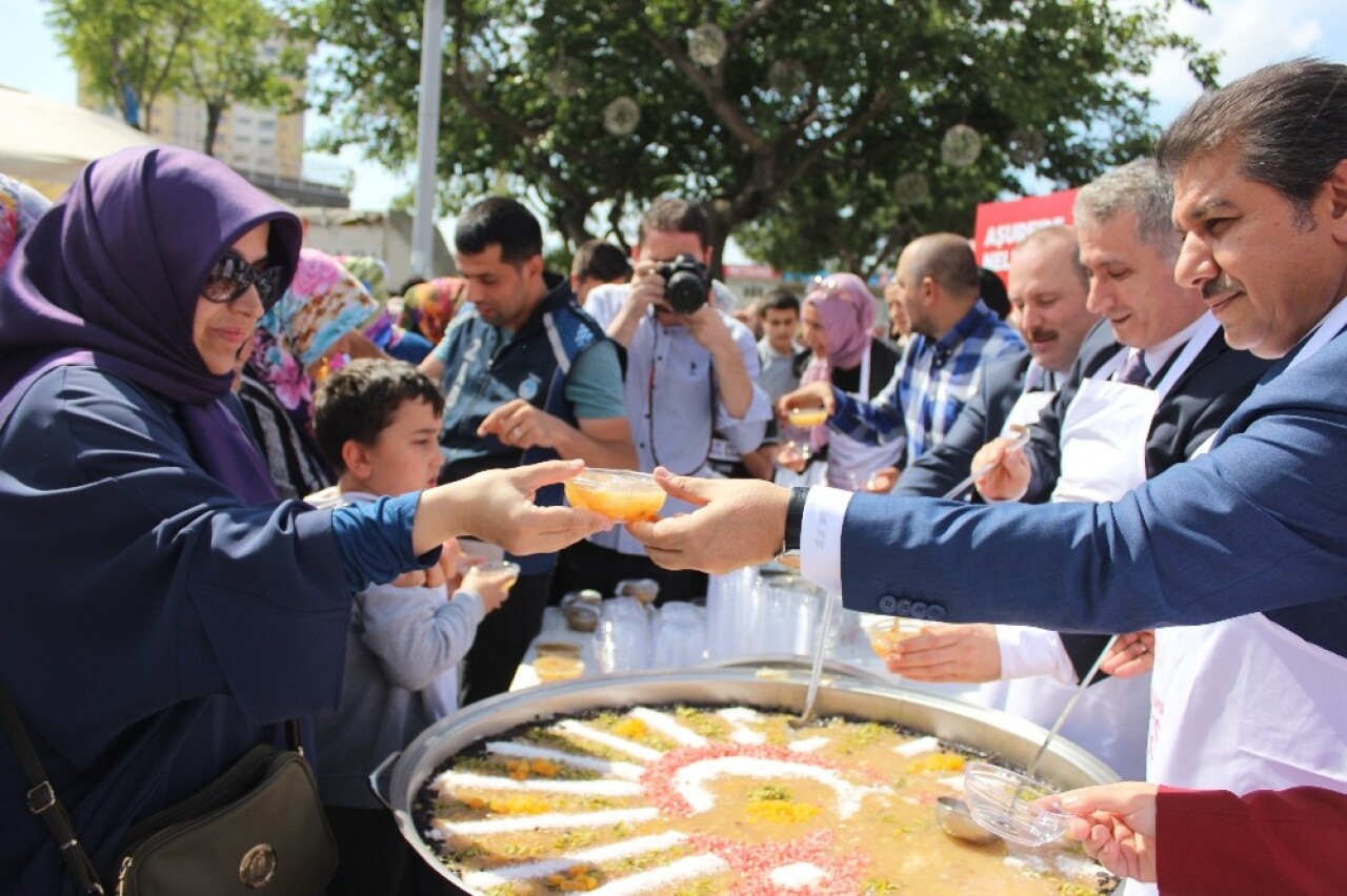 Başkan Göksu’dan vatandaşlara aşure ikramı