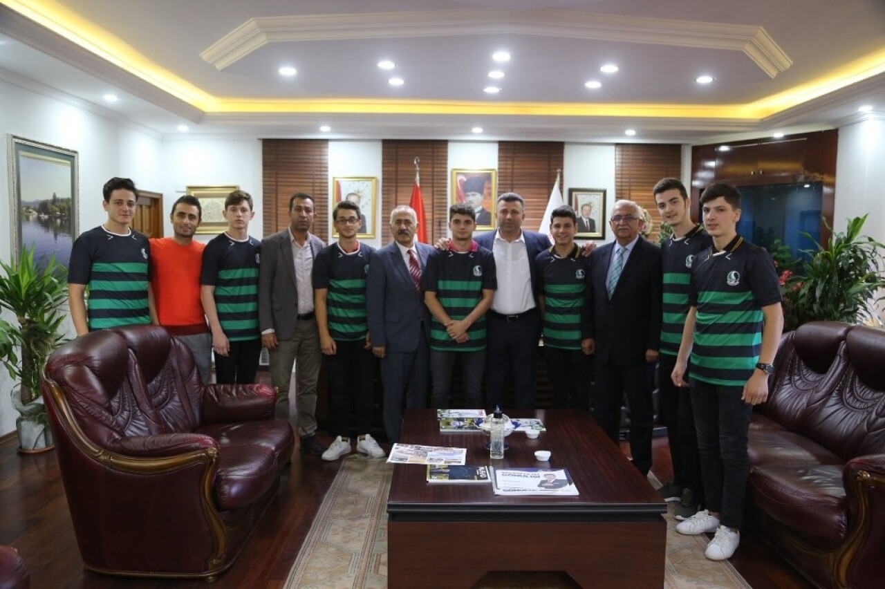 Başkan Özen, öğrencilere Sakaryaspor forması hediye etti