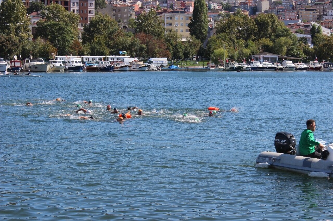 Başkan Yıldız, vatandaşlarla birlikte Haliç’te kulaç attı