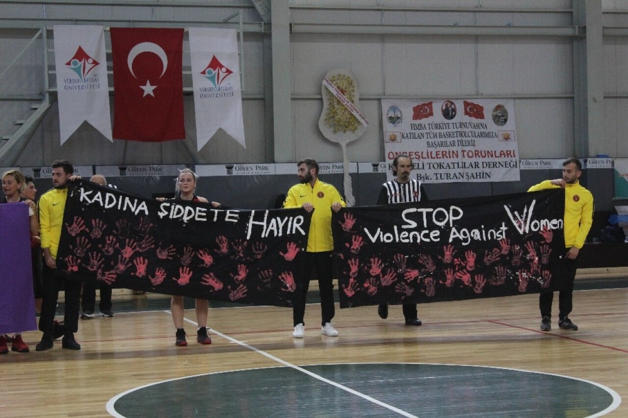 Basketbolun efsaneleri sahada kadına şiddeti protesto etti