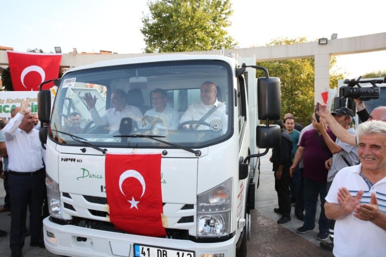 Belediye başkanı yeni çöp arabalarıyla şehir turu attı