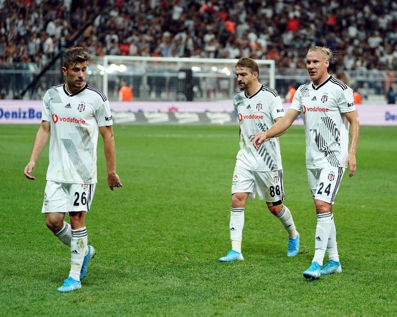 Beşiktaş’ta takım formsuz, yönetim belirsiz!