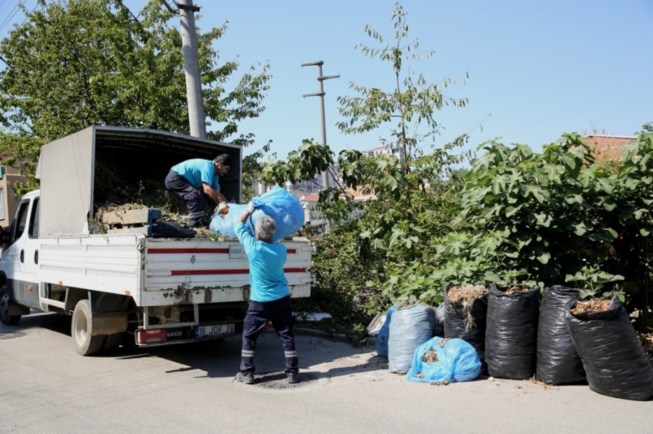 Budama atıkları yeniden toprağa kazandırılıyor