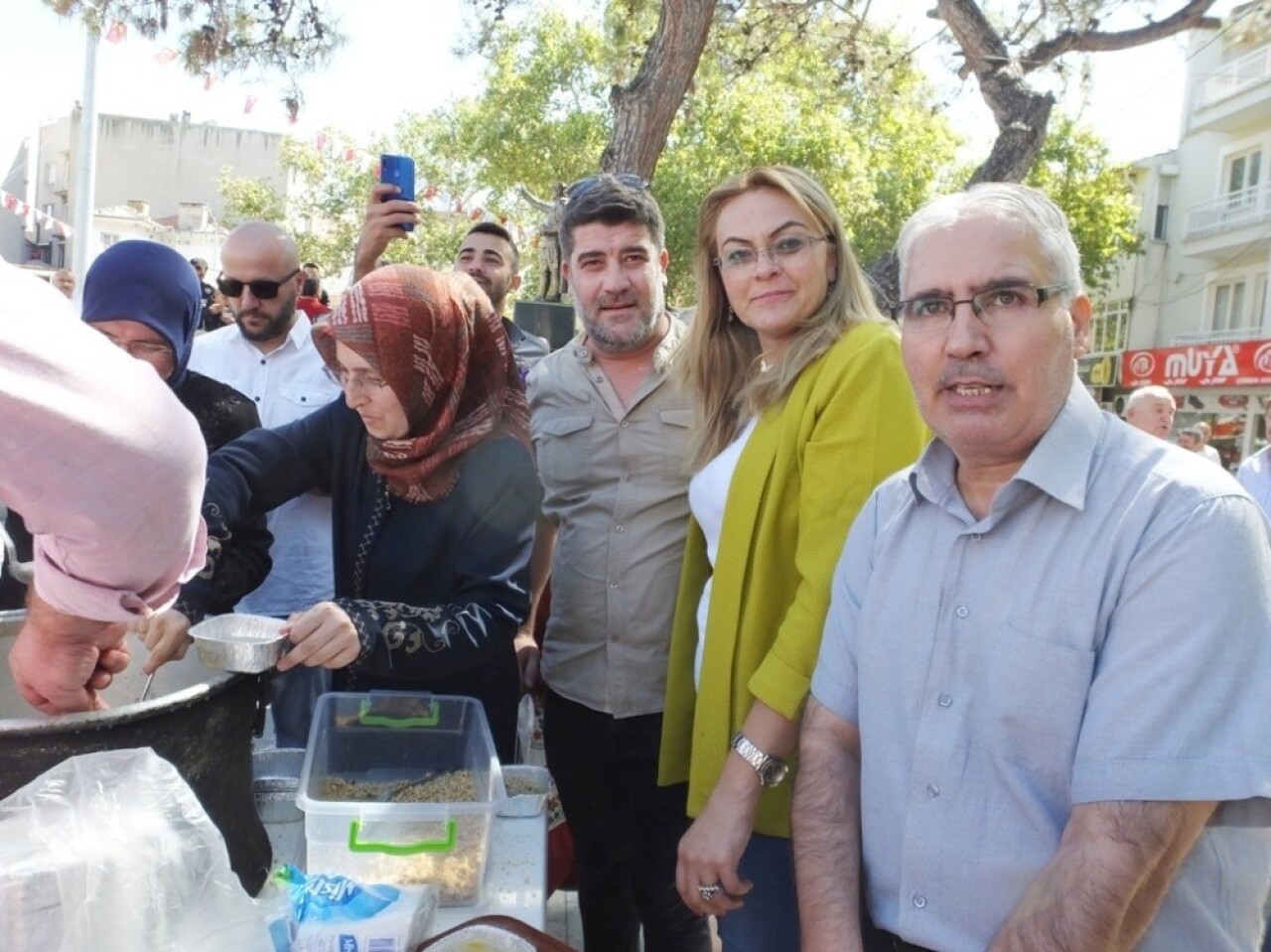 Burhaniye’de AK Partililerin aşure hayrı yoğun ilgi gördü