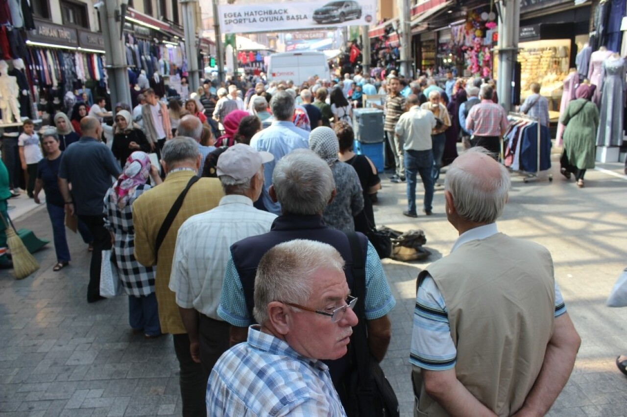 Çarşı esnafı aşure dağıttı