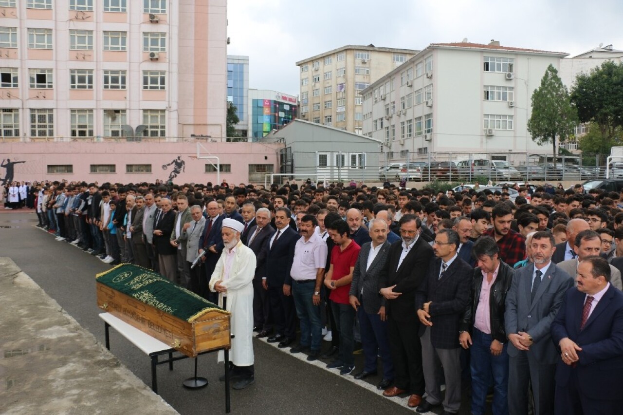 Depremde kalp krizi geçirerek ölen öğretmen okulundan son yolculuğuna uğurlandı