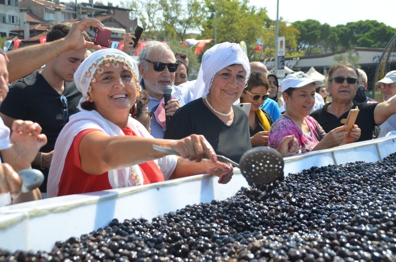 Dev zeytin tabağı rekorlar kitabına girdi