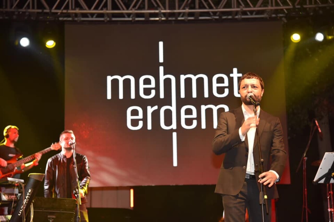 Dursunbey’de Mehmet Erdem ve Aydilge izdihamı