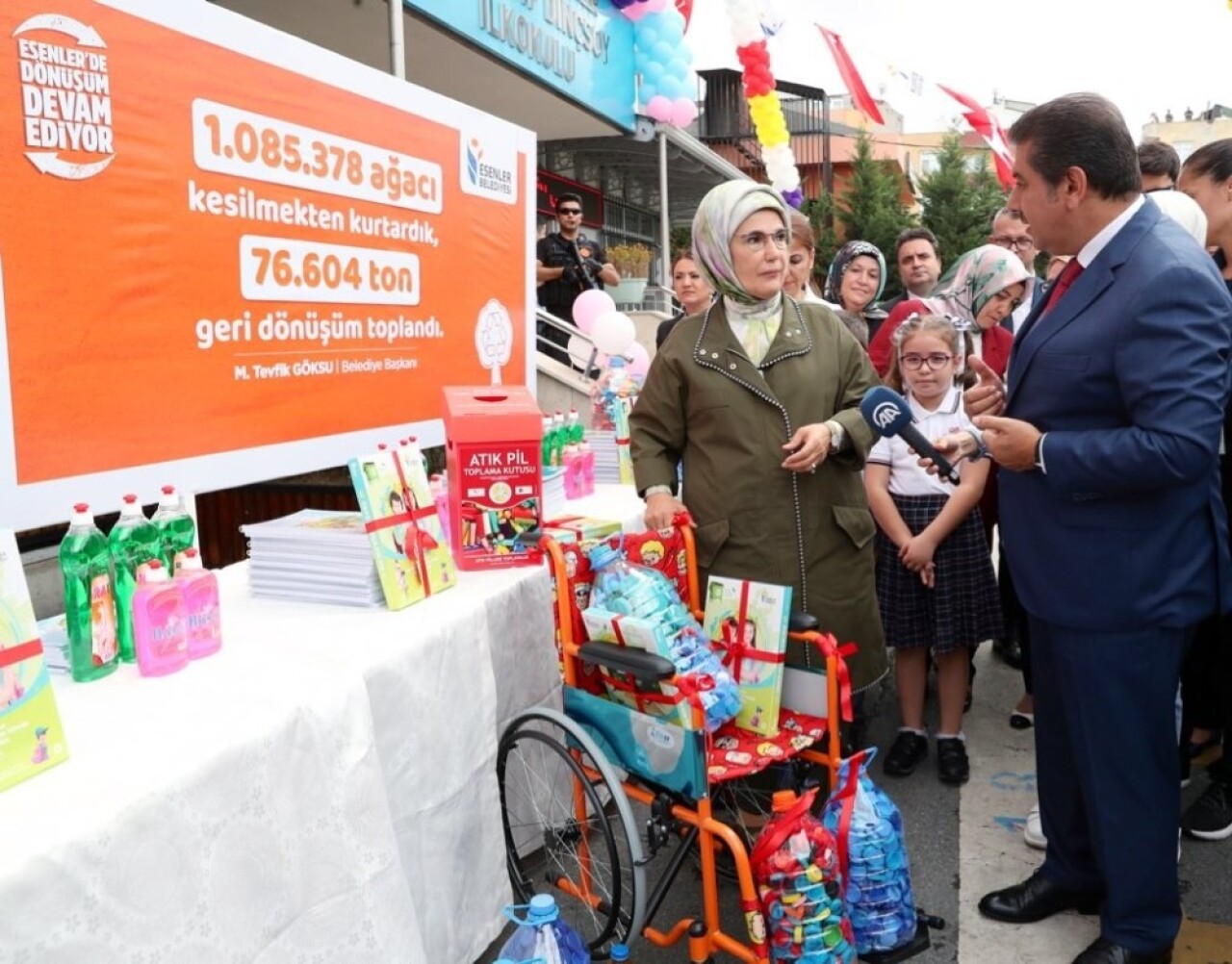 Emine Erdoğan öğrencilere geri dönüşümden elde edilen defterleri dağıttı