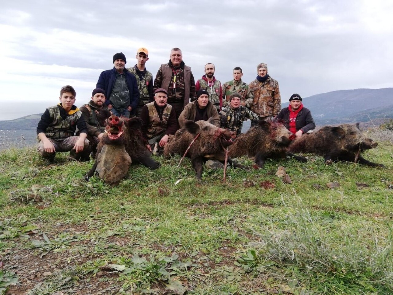 En büyük domuzu vuran avcı ödül aldı