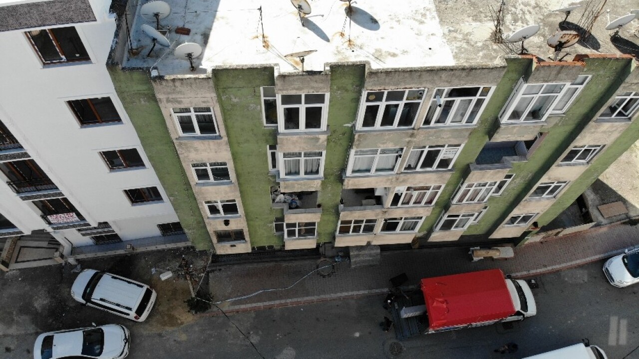 Esenyurt’ta depremde çatlaklar oluşan binadan vatandaşlar taşınıyor