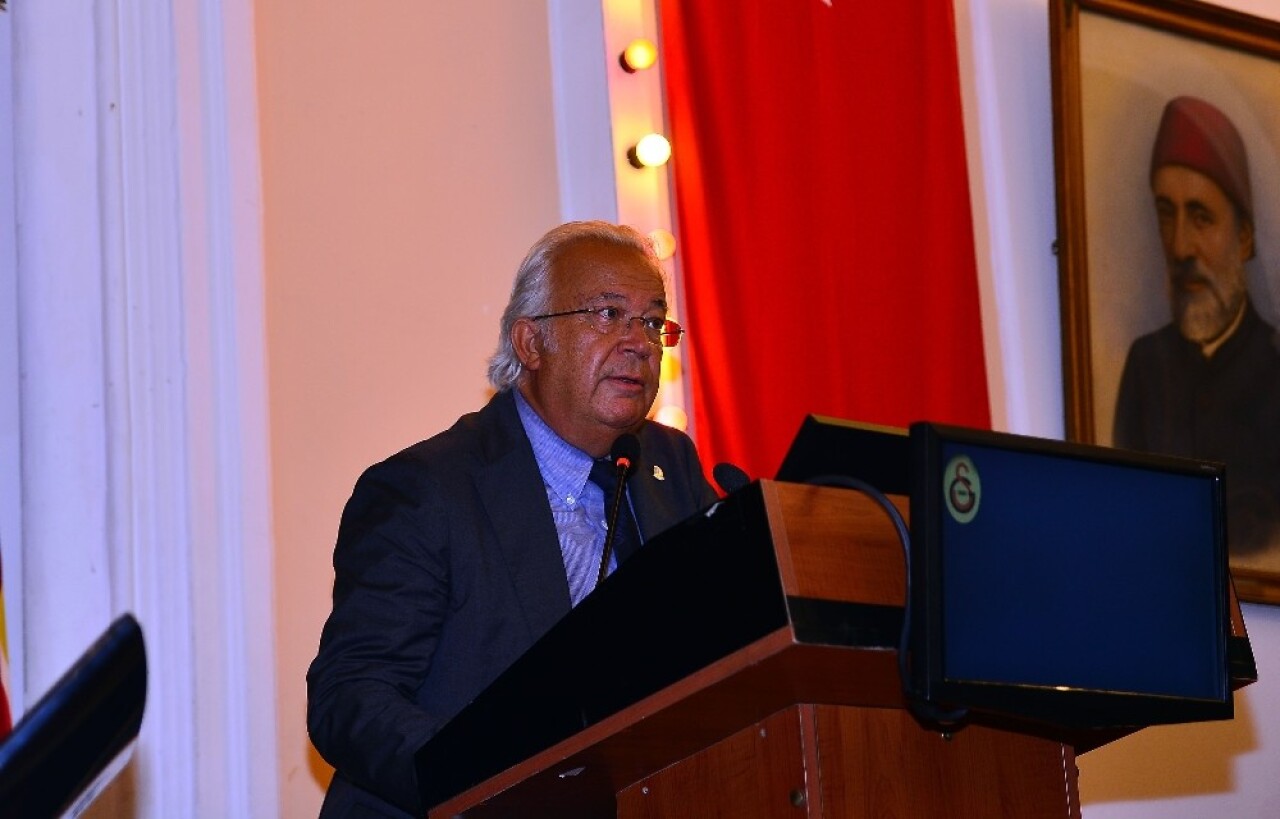 Eşref Hamamcıoğlu: "Lise müdürü, Fenerbahçe üyeliğinden istifa etti"