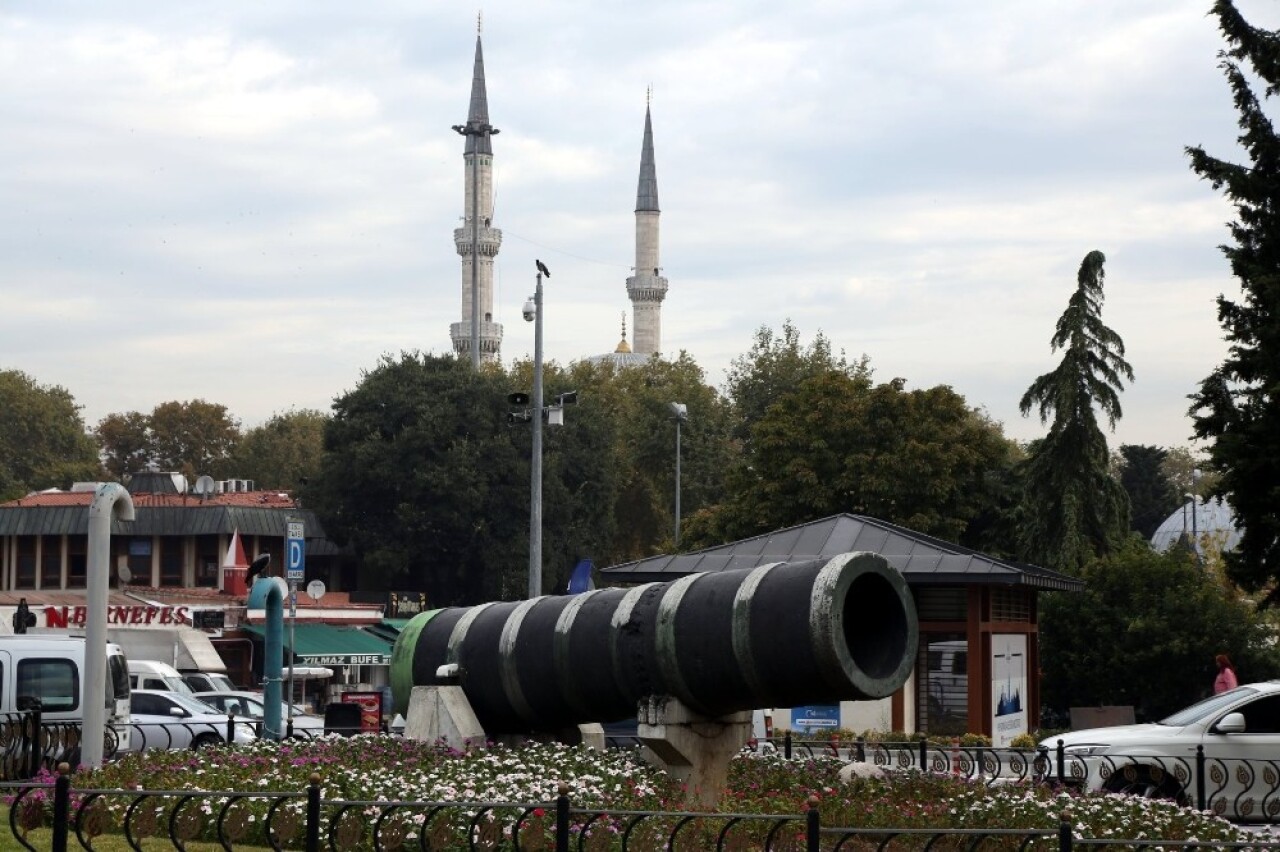 Eyüpsultan Meydanı’nda bulunan “Şahi” topuna büyük ilgi