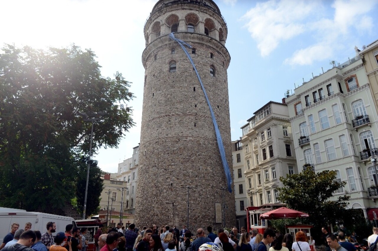 Galata Kulesi prostat kanserine dikkat çekmek için mavi kravat taktı