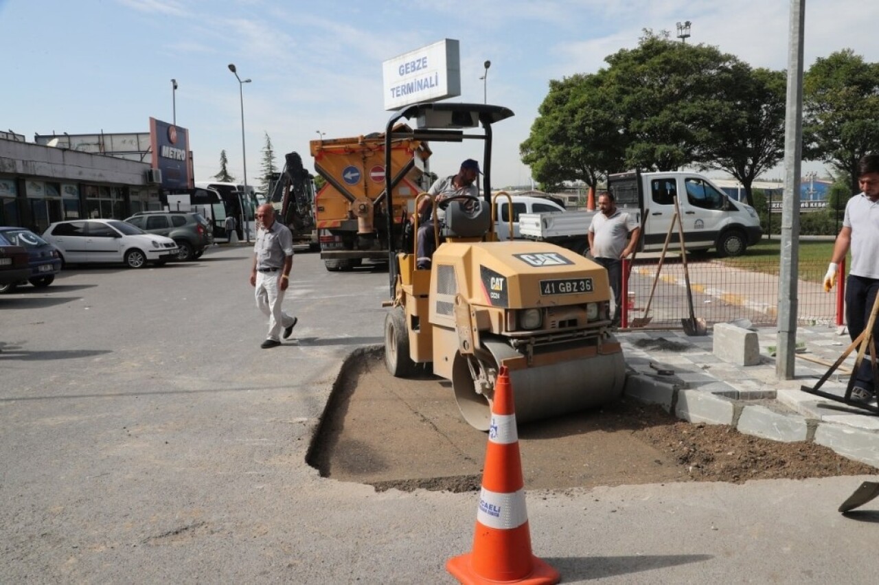 Gebze’de ekipler cadde ve sokakları elden geçiriyor