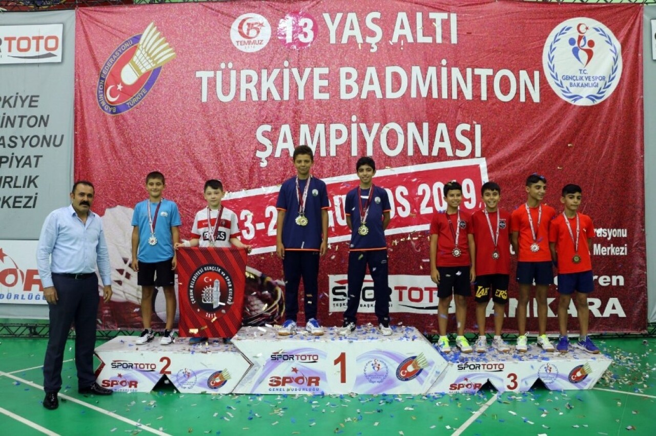 Genç raketlerin şampiyonluk coşkusu