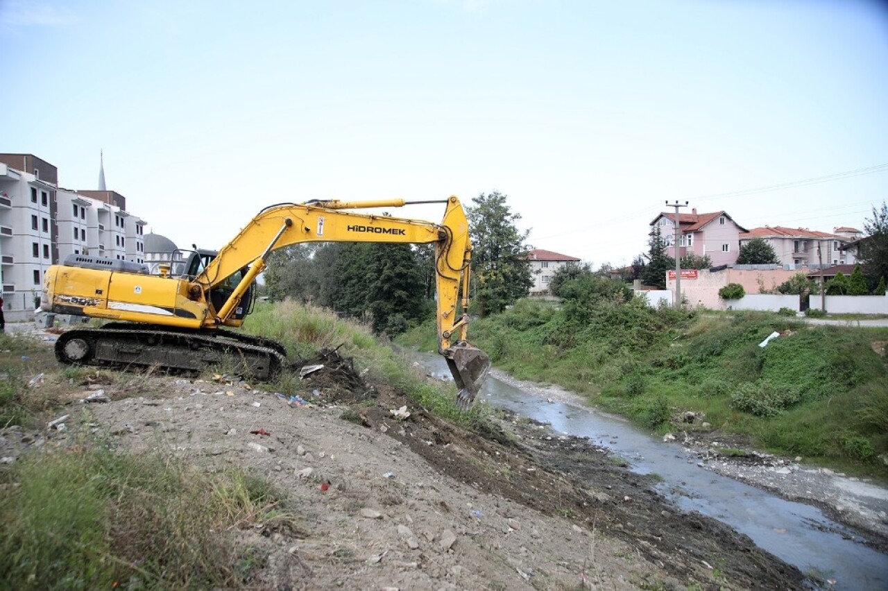 Gölü besleyen İstanbuldere’de atıklar temizleniyor